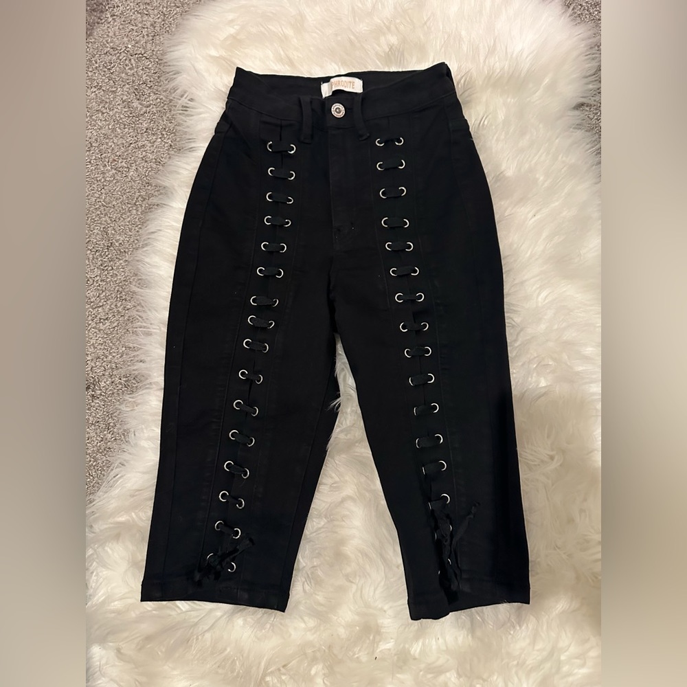 Black shorts with laces. Size small but it’s a stretchy material..